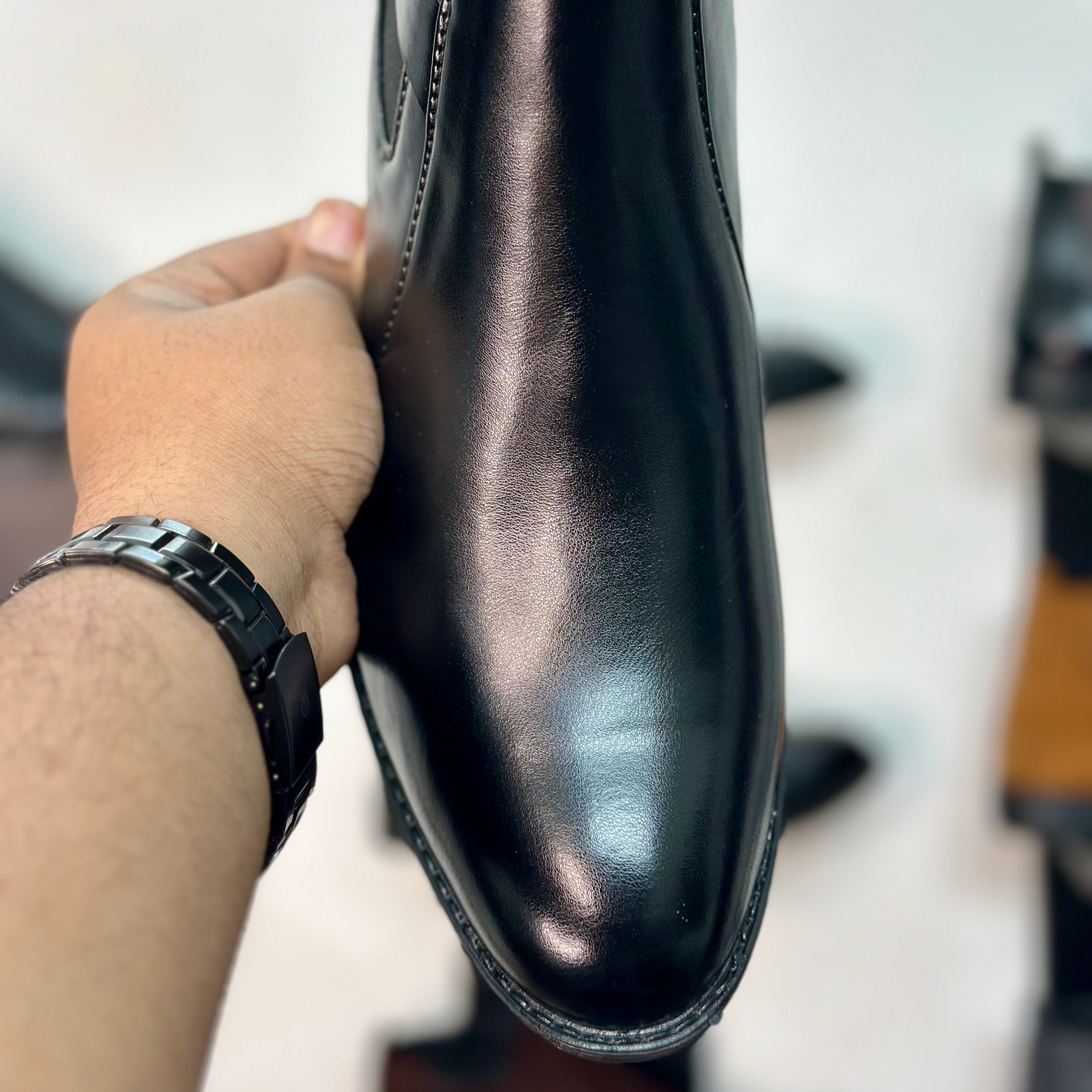 Esrakz Black Polished Chelsea Boots – Ankle Fit Chain
