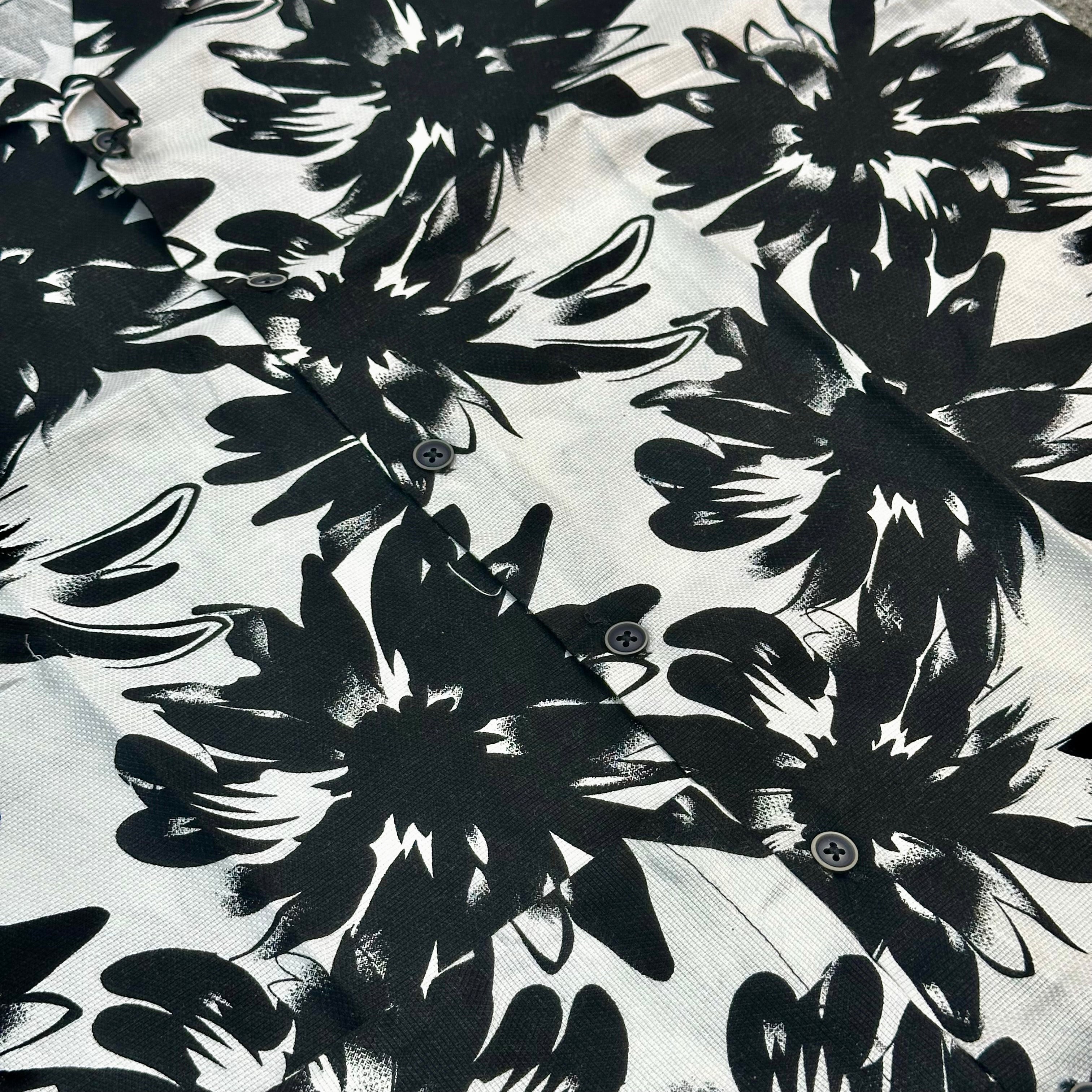 Black & White Bold Floral Print Short Sleeve Shirt – Trendy Summer Casual for Men