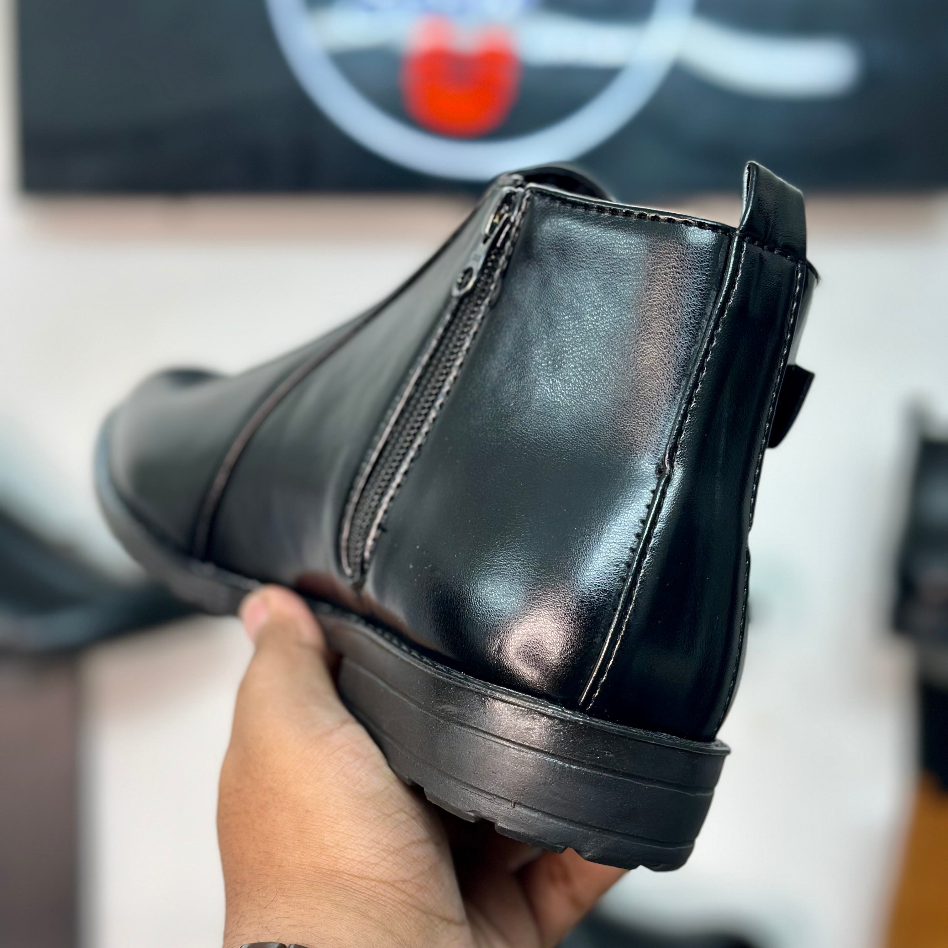 Esrakz Black Polished Chelsea Boots – Ankle Fit Chain