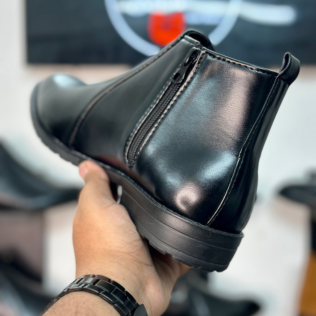 Esrakz Black Polished Chelsea Boots – Round Fit Chain