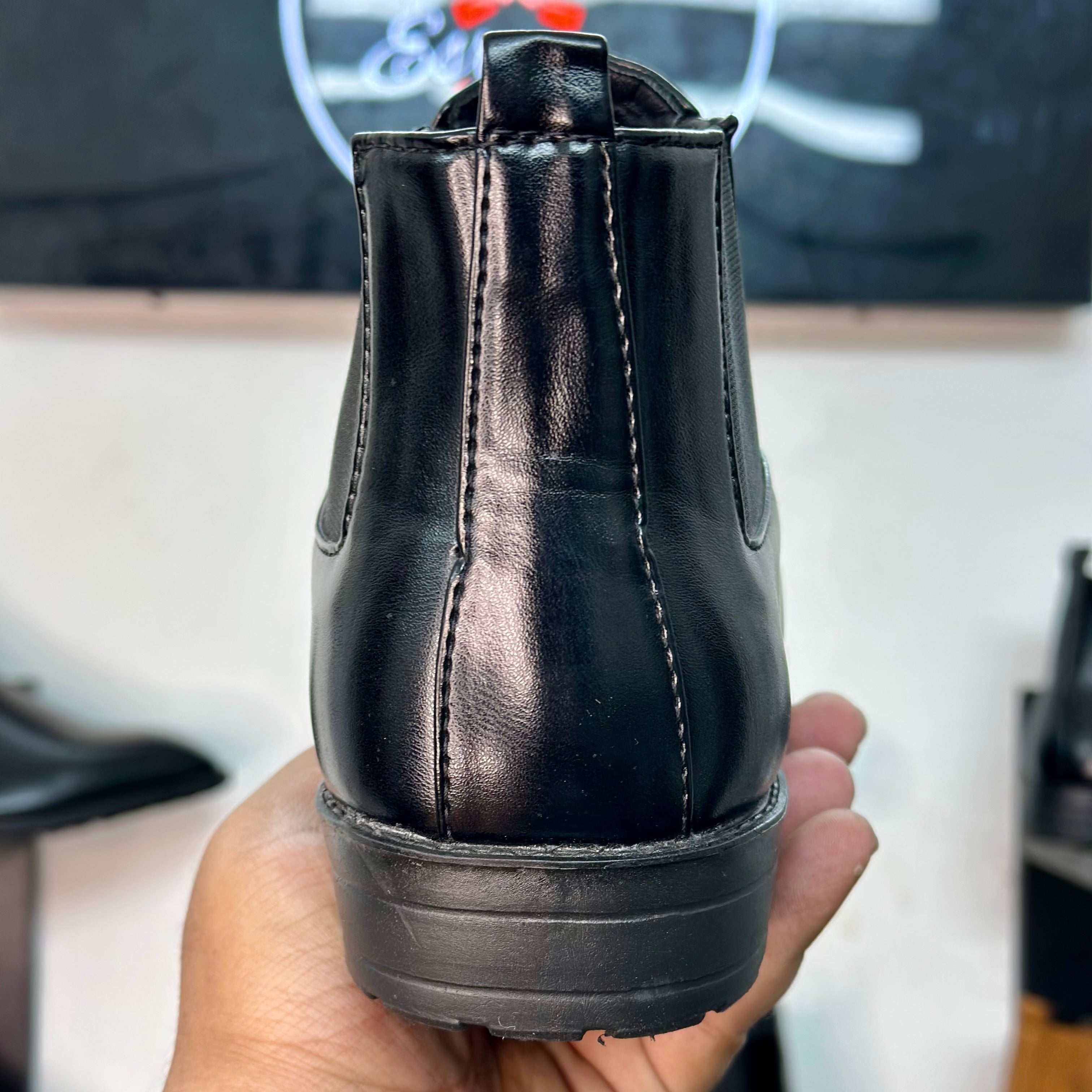 Esrakz Black Polished Chelsea Boots – Round Fit Elastic