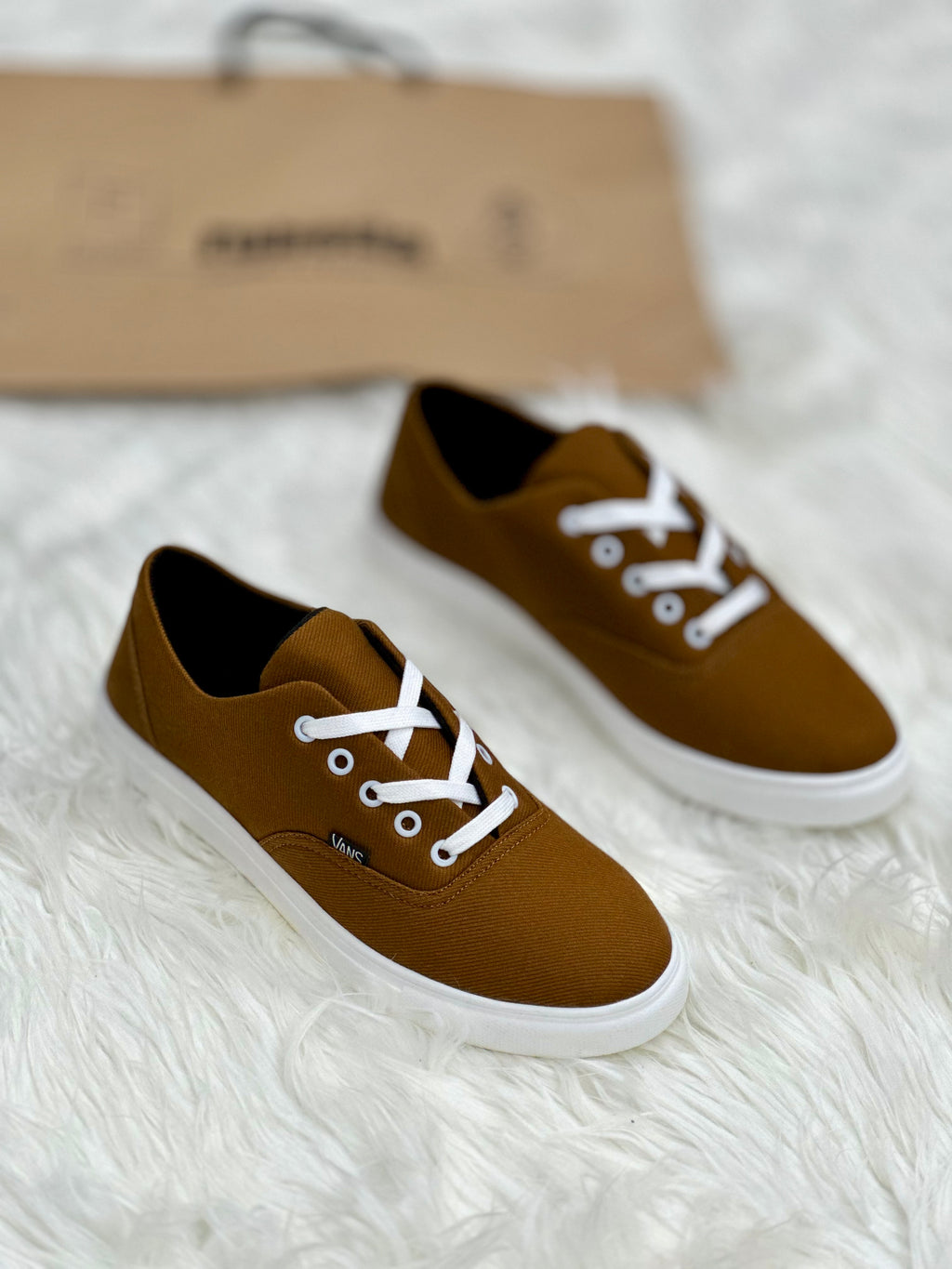 Esrakz-Converse Mustered