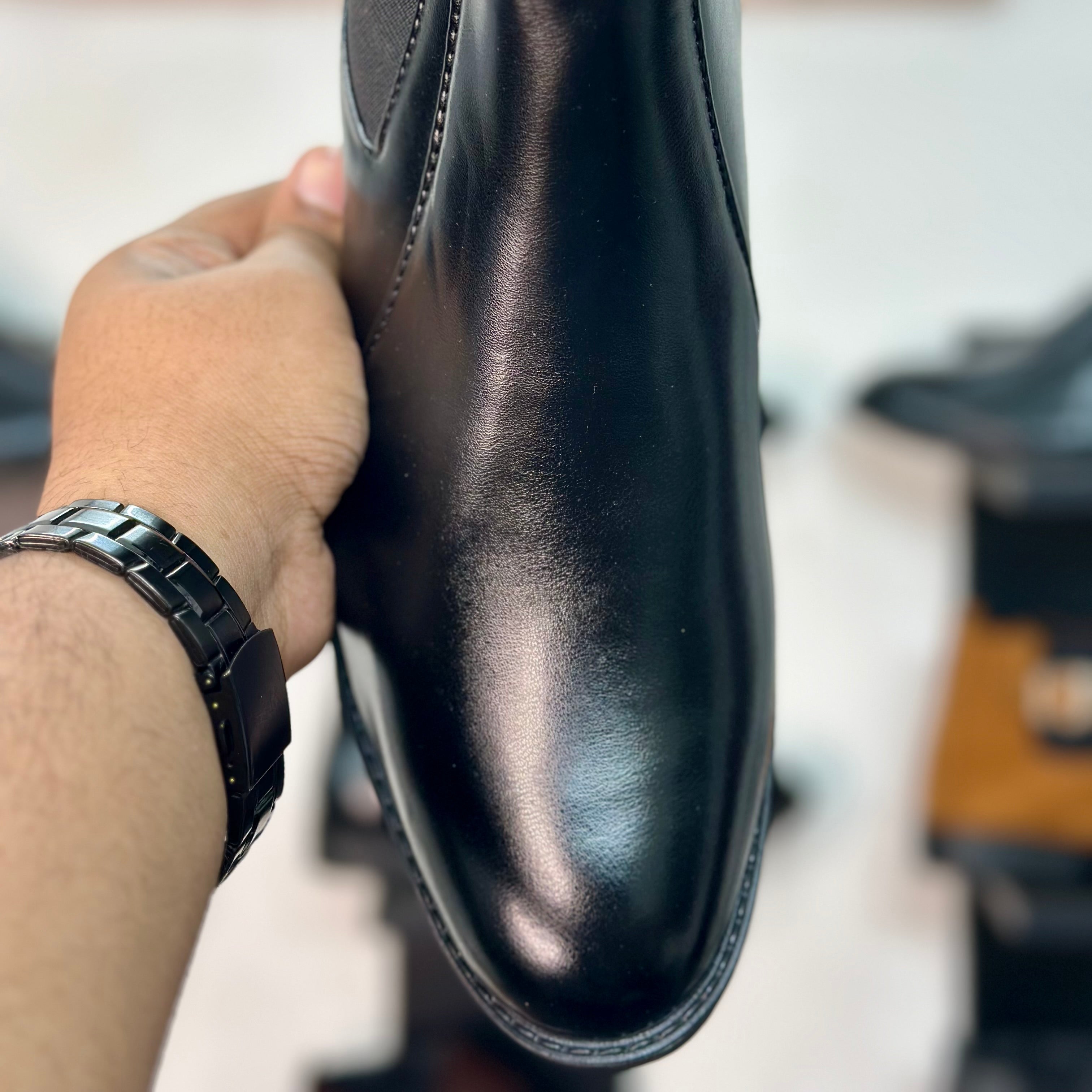 Esrakz Black Polished Chelsea Boots – Round Fit Chain
