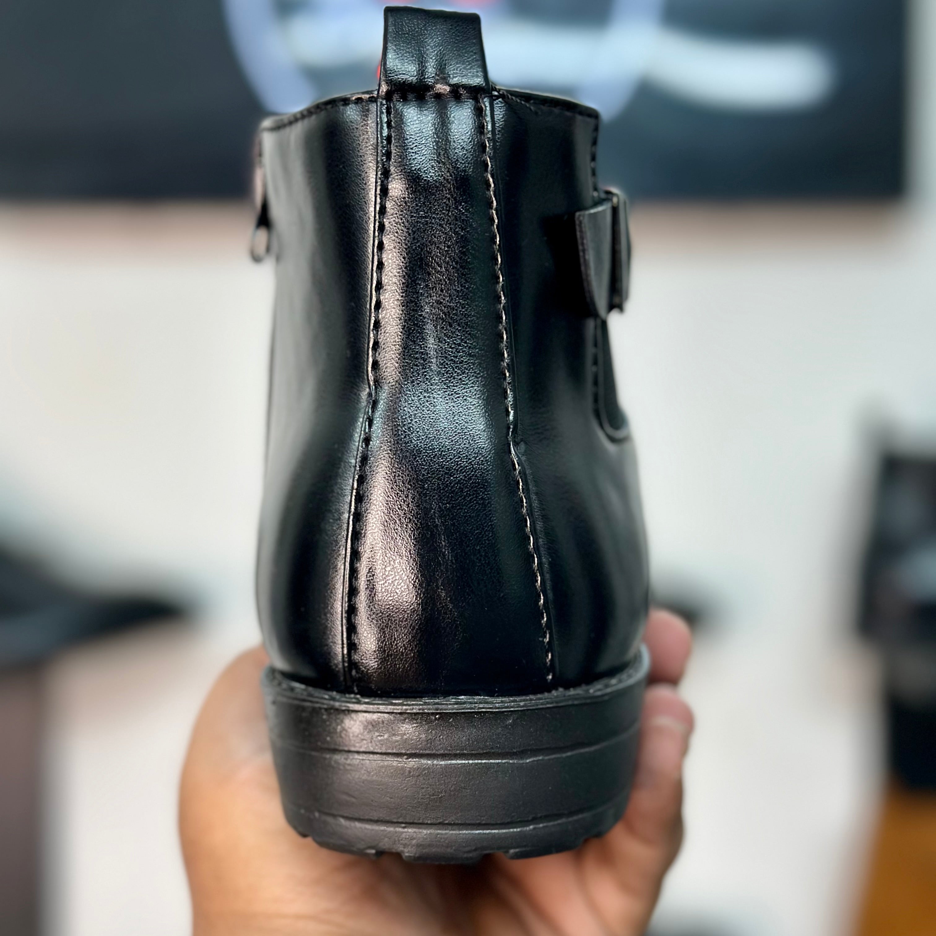 Esrakz Black Polished Chelsea Boots – Ankle Fit Chain